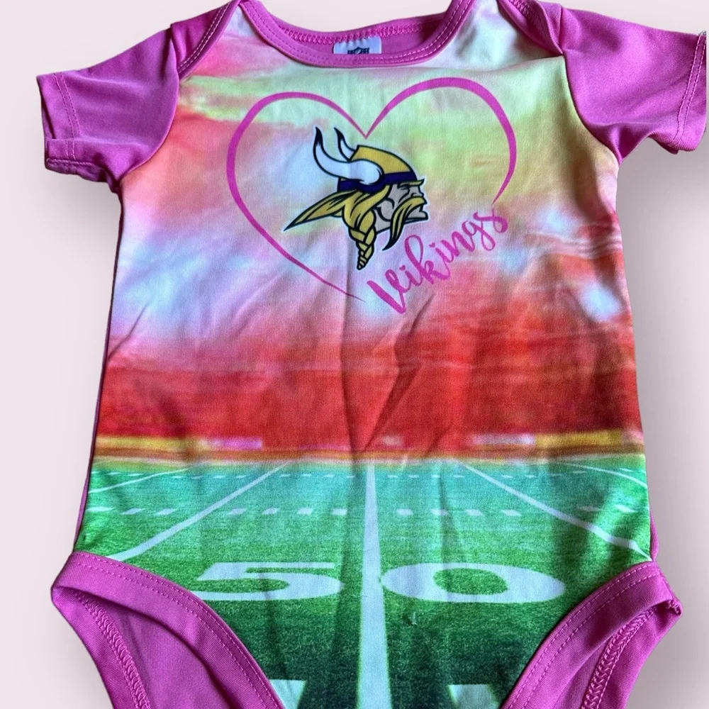 Baby NFL Team Apparel Minnesota Vikings Pink One Piece Field Graphic Sz 6-9 M - Picture 3 of 7